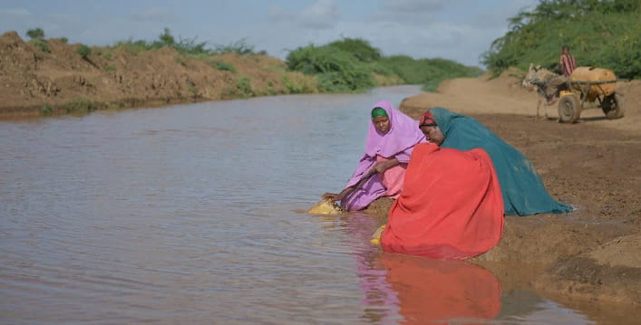 Грязная речная вода